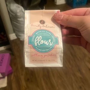 Setting powder beauty bakery